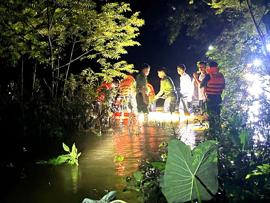 Bộ đội, c&ocirc;ng an căng d&acirc;y đưa người phụ nữ vượt lũ đi cấp cứu trong đ&ecirc;m ở Nghệ An- Ảnh 1.