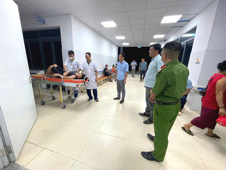 Bộ đội, c&ocirc;ng an căng d&acirc;y đưa người phụ nữ vượt lũ đi cấp cứu trong đ&ecirc;m ở Nghệ An- Ảnh 3.