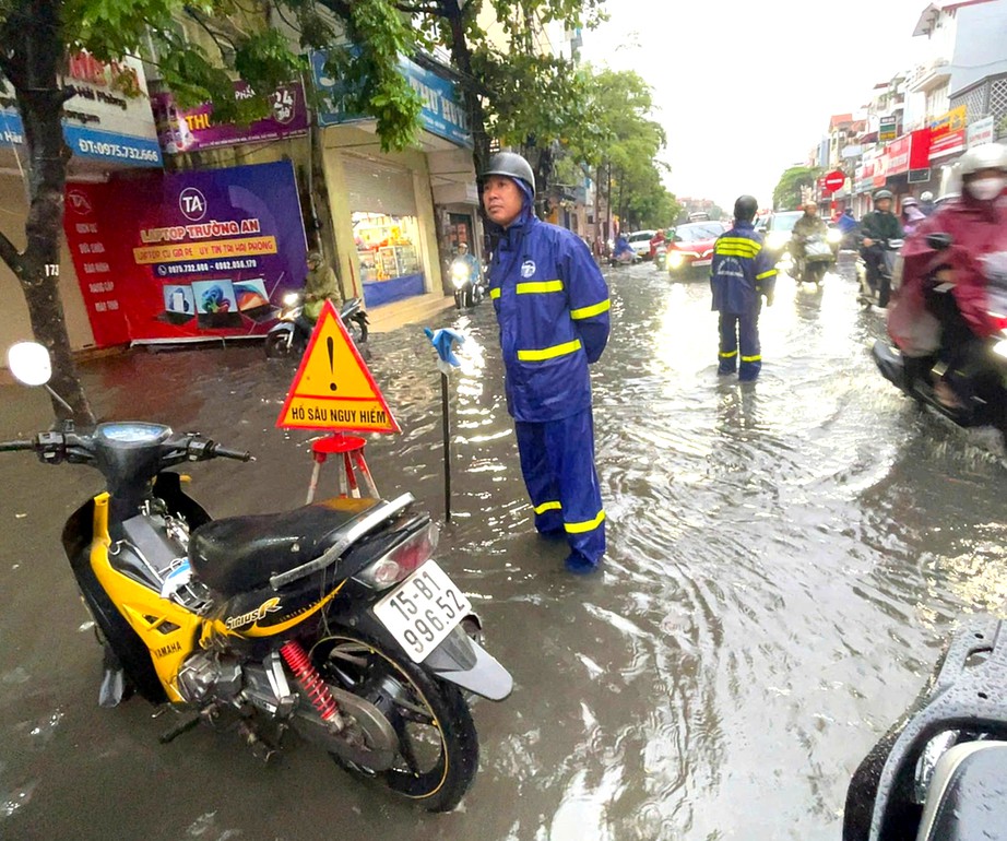 Mưa lớn, nhiều tuyến phố trung t&acirc;m Hải Ph&ograve;ng ngập cục bộ- Ảnh 2.