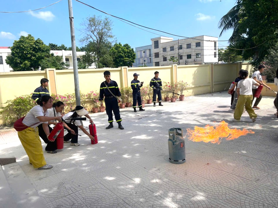 Hà Nội trang bị kỹ năng phòng cháy chữa cháy và cứu nạn cứu hộ cho giáo viên, học sinh- Ảnh 1.