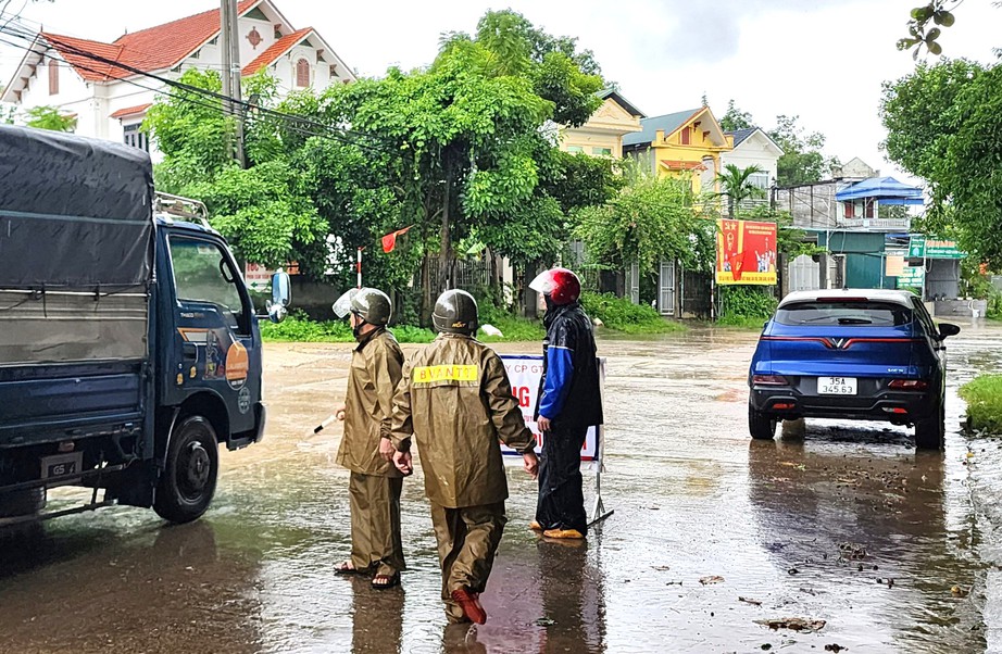 Ninh Bình phân luồng giao thông trên quốc lộ 21B cũ do sạt lở ta luy- Ảnh 1.