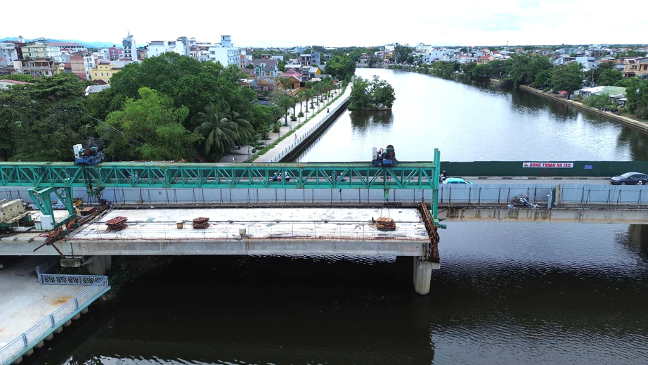 Thay nhà thầu mới, cầu Vỹ Dạ đã thi công trở lại- Ảnh 7.