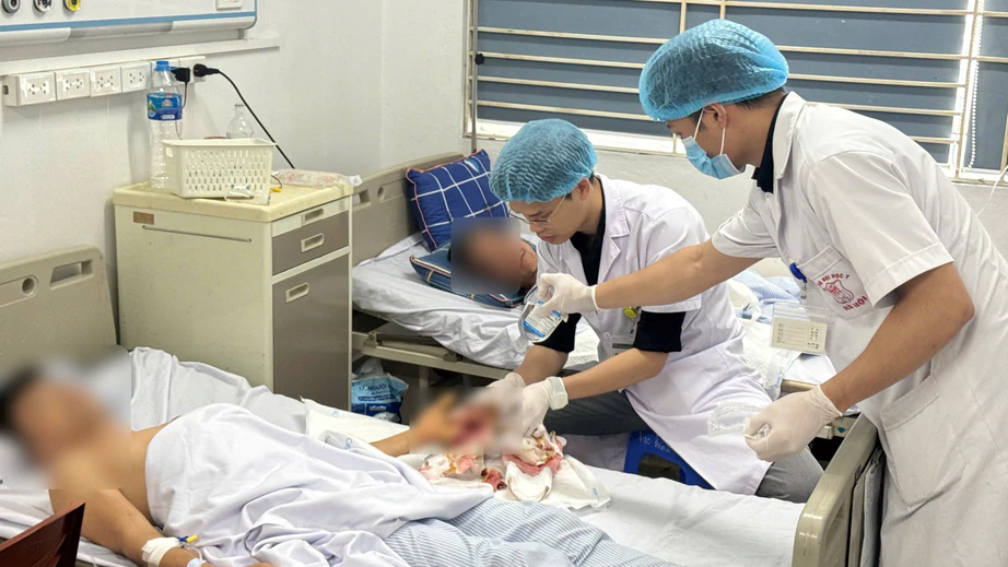 Kịp thời cứu 3 ngón tay bị đứt rời cho người thợ mộc- Ảnh 1.