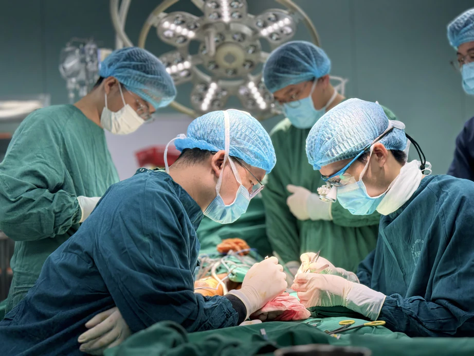 Kịp thời cứu 3 ngón tay bị đứt rời cho người thợ mộc- Ảnh 2.