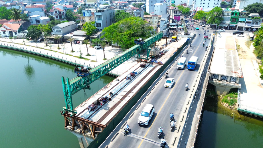 Thay nhà thầu mới, cầu Vỹ Dạ đã thi công trở lại- Ảnh 4.