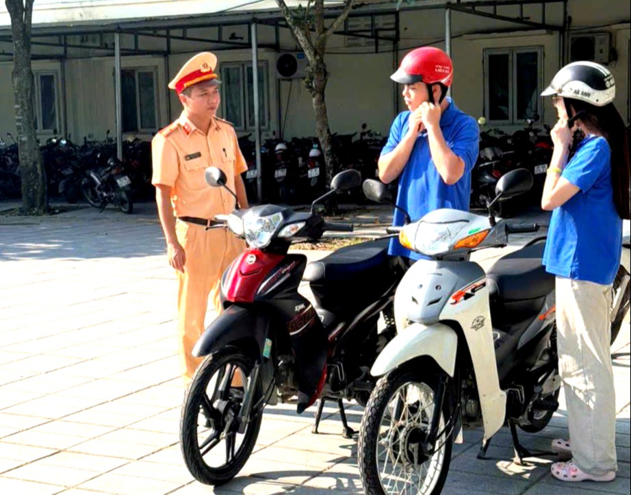 Hơn 1.000 học sinh Ninh Bình được tập huấn kỹ năng lái xe an toàn- Ảnh 1.