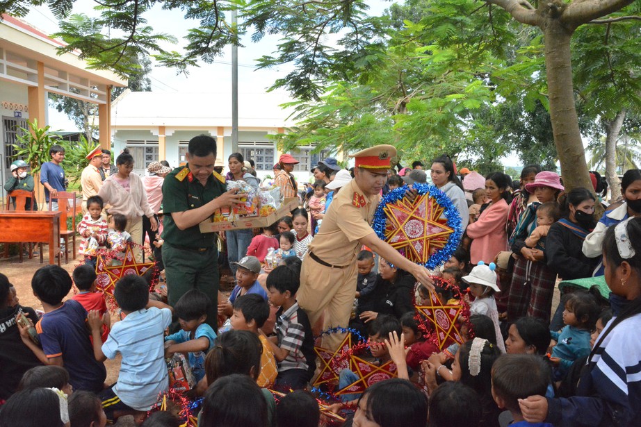Rộn r&agrave;ng "Đ&ecirc;m hội trăng rằm" hướng đến học sinh v&ugrave;ng kh&oacute; khăn Gia Lai- Ảnh 2.