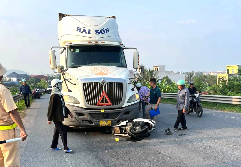 Hải Ph&ograve;ng: Xe đầu k&eacute;o va chạm với xe m&aacute;y, người đ&agrave;n &ocirc;ng tử vong- Ảnh 1.