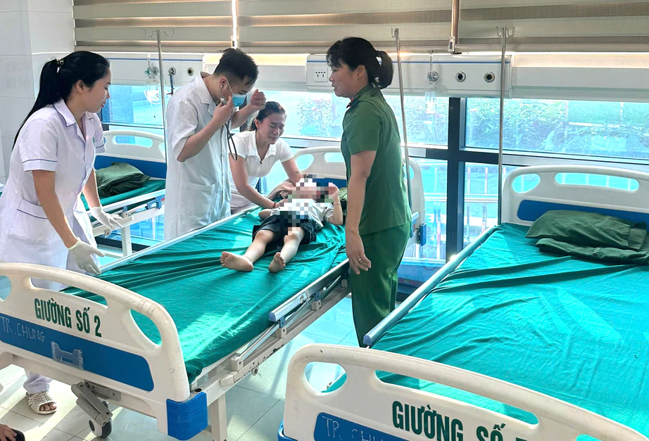 Cảnh sát cơ động kịp thời cứu sống bé trai 4 tuổi nguy kịch giữa đường- Ảnh 2.