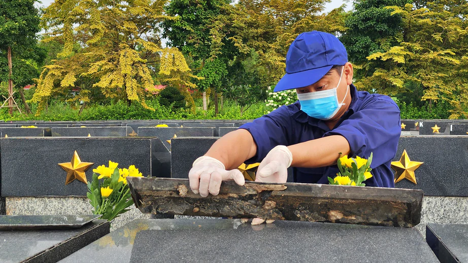 Gần 200 phần mộ liệt sĩ tại Cà Mau được lấy mẫu sinh phẩm xác định danh tính- Ảnh 3.