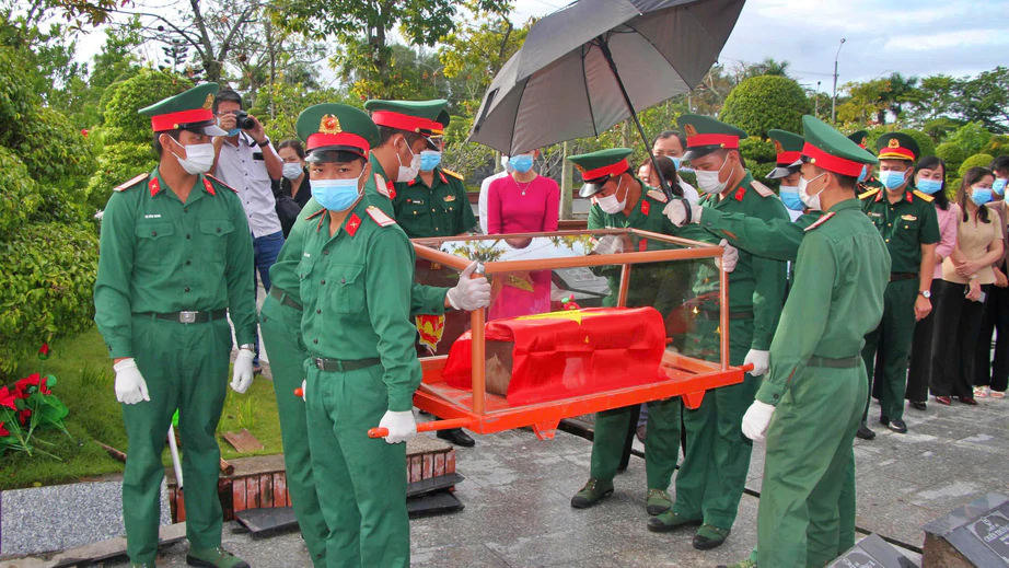 Gần 200 phần mộ liệt sĩ tại Cà Mau được lấy mẫu sinh phẩm xác định danh tính- Ảnh 7.