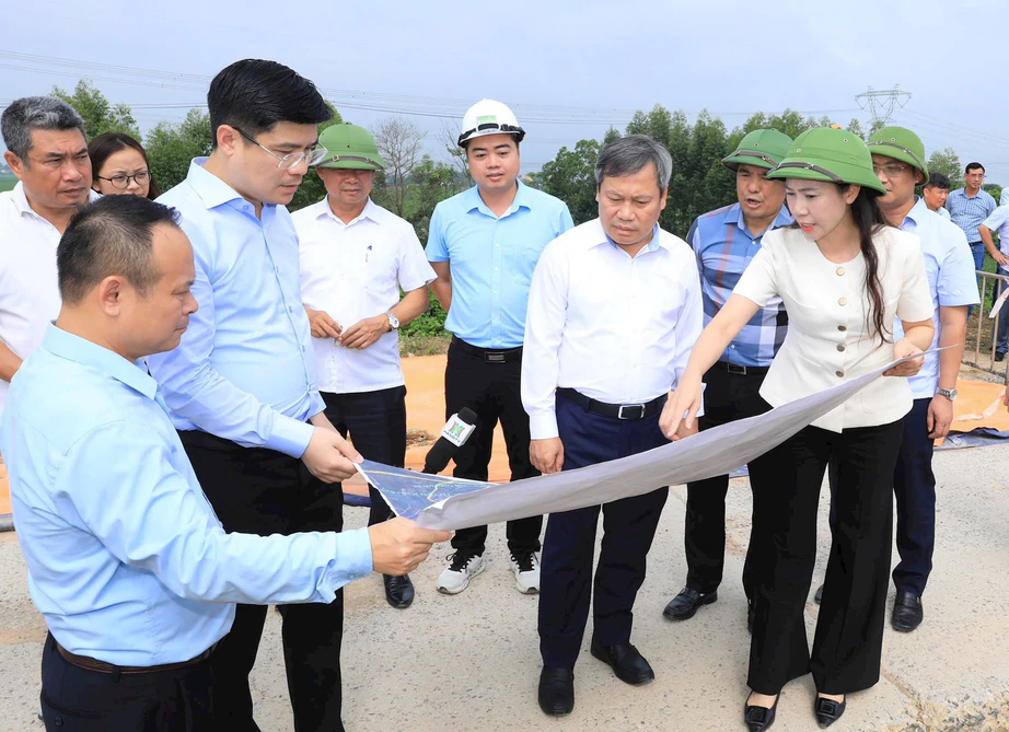 Hà Nội yêu cầu chủ động di dời dân khỏi khu vực nguy hiểm do mưa lũ- Ảnh 1.