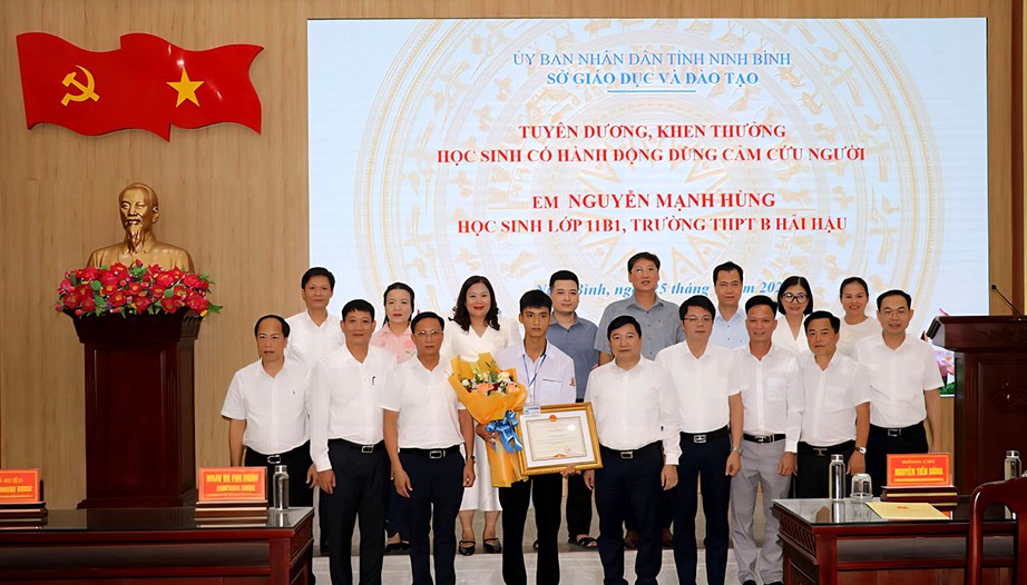 Ninh Bình: Khen thưởng nam sinh dũng cảm cứu hai em nhỏ đuối nước- Ảnh 1.