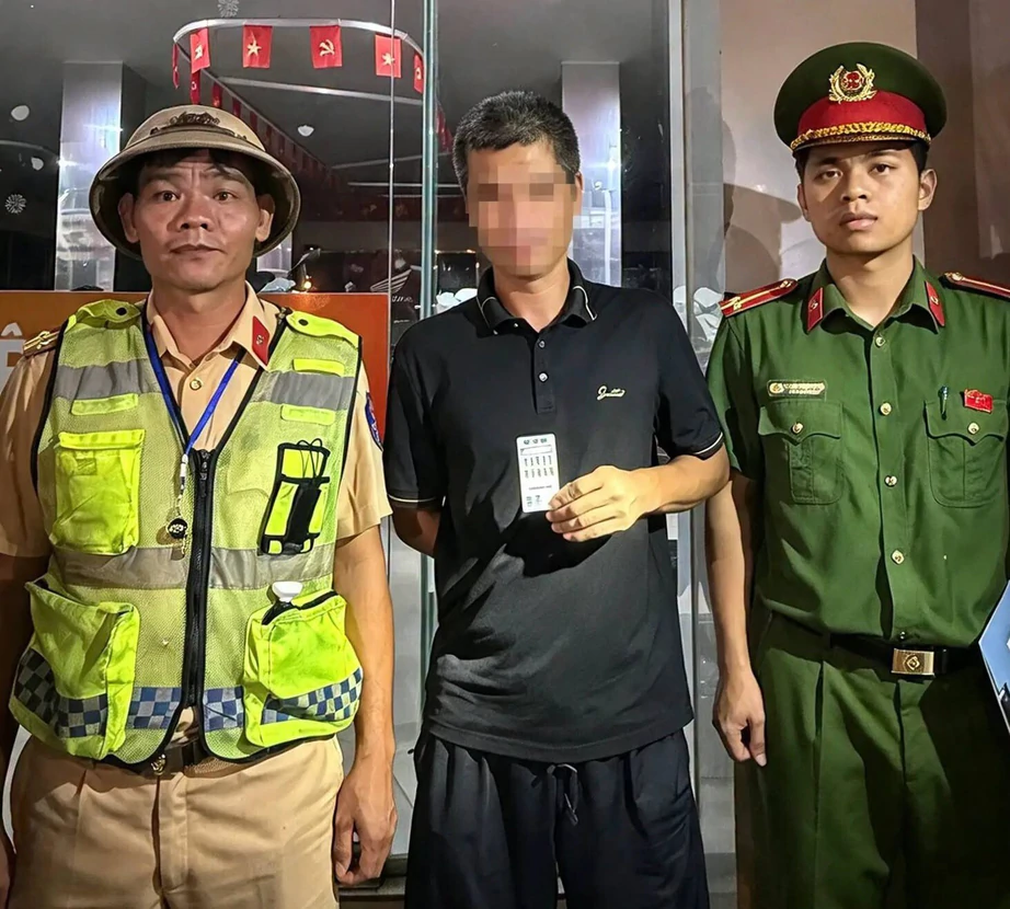 Phát hiện tài xế xe đầu kéo dương tính với ma túy trên QL8A qua Hà Tĩnh- Ảnh 1.
