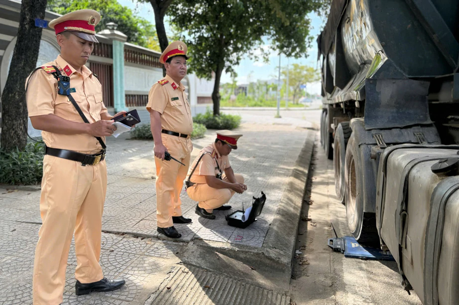 Huế: Xử lý nghiêm hàng loạt phương tiện chở hàng quá khổ, quá tải- Ảnh 1.