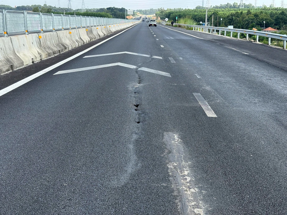 Xử l&yacute; bước đầu vết nứt d&agrave;i 40m tr&ecirc;n cao tốc Bi&ecirc;n H&ograve;a - Vũng T&agrave;u v&agrave;o ng&agrave;y 30/9- Ảnh 1.