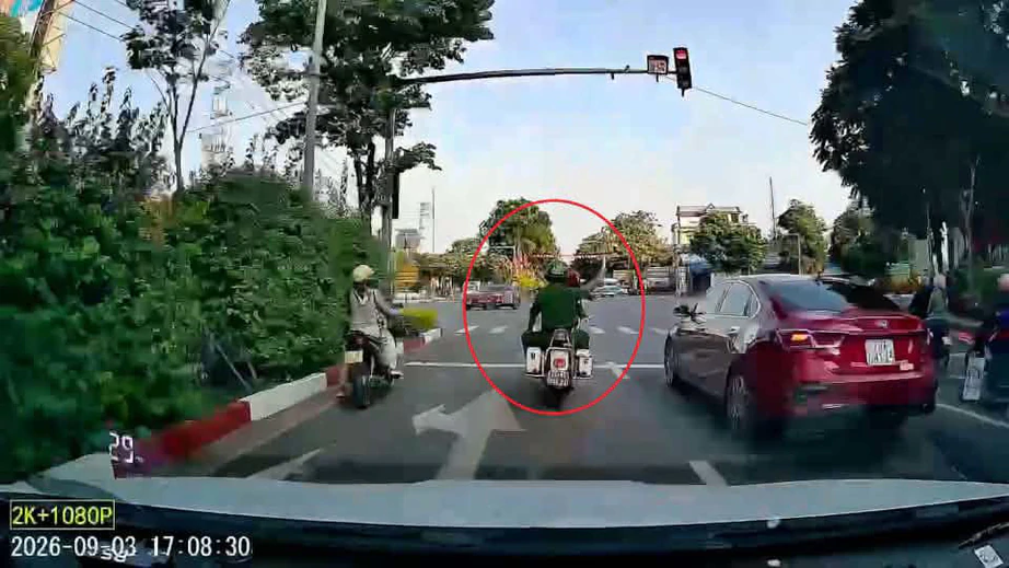 C&ocirc;ng an Sơn La kịp thời hỗ trợ đưa bệnh nh&acirc;n đi cấp cứu- Ảnh 1.