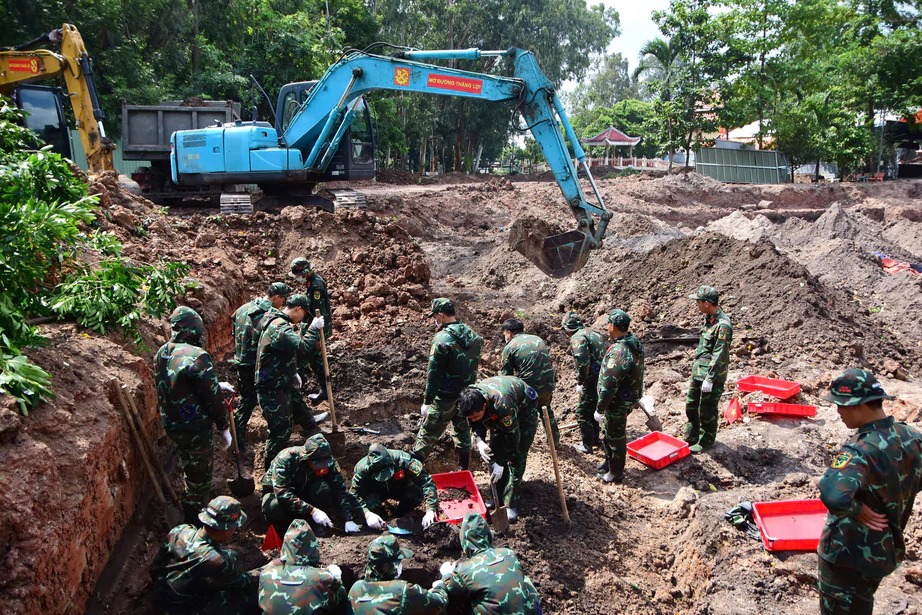 T&igrave;m thấy th&ecirc;m 11 bộ h&agrave;i cốt liệt sĩ, n&acirc;ng tổng số l&ecirc;n 564 bộ tại C&ocirc;ng vi&ecirc;n L&ecirc; Thị Ri&ecirc;ng- Ảnh 1.
