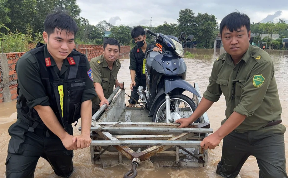 Mưa lớn cùng triều cường gây ngập nhiều khu vực tại Đồng Nai- Ảnh 1.