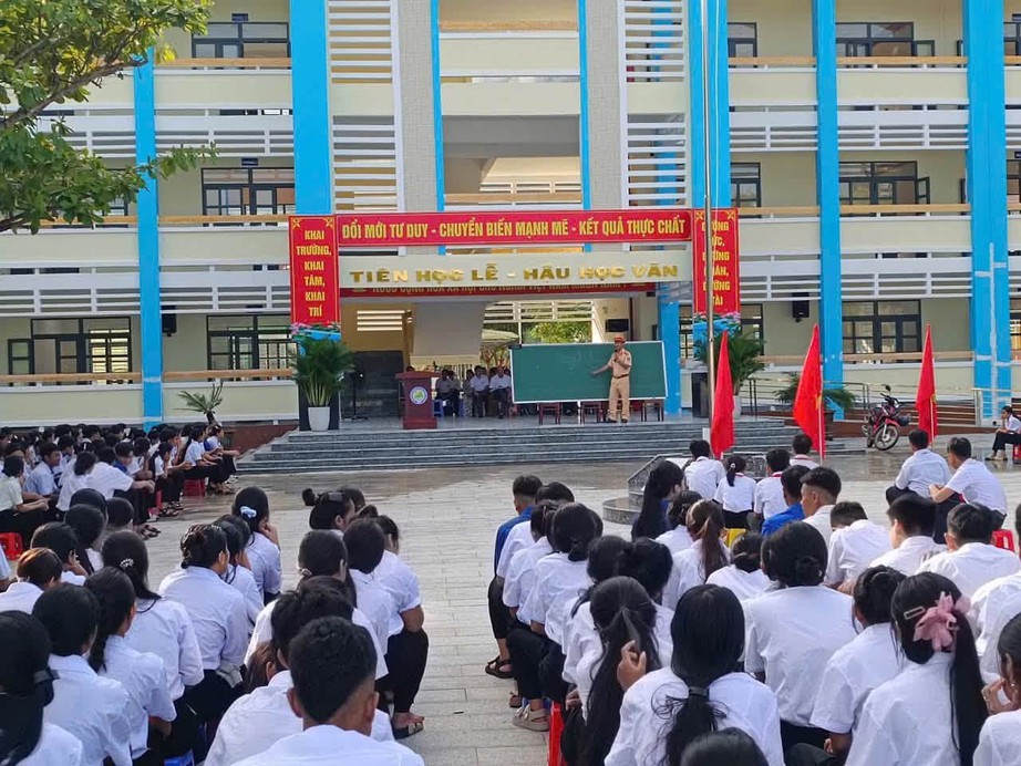 Hơn 20.000 giáo viên, học sinh Khánh Hòa được tuyên truyền pháp luật giao thông- Ảnh 2.