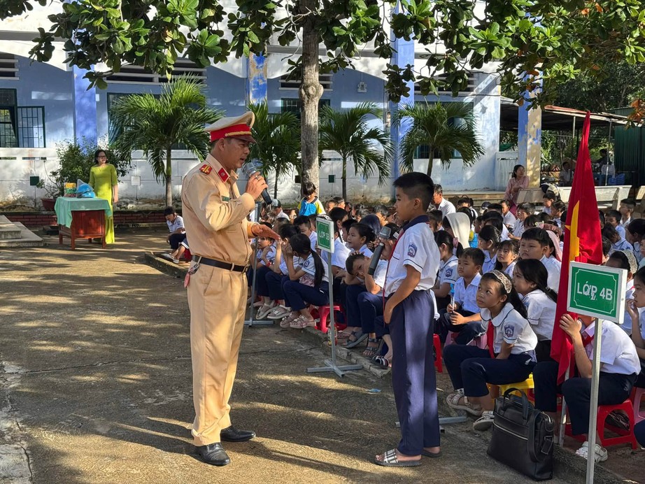 Hơn 20.000 giáo viên, học sinh Khánh Hòa được tuyên truyền pháp luật giao thông- Ảnh 1.