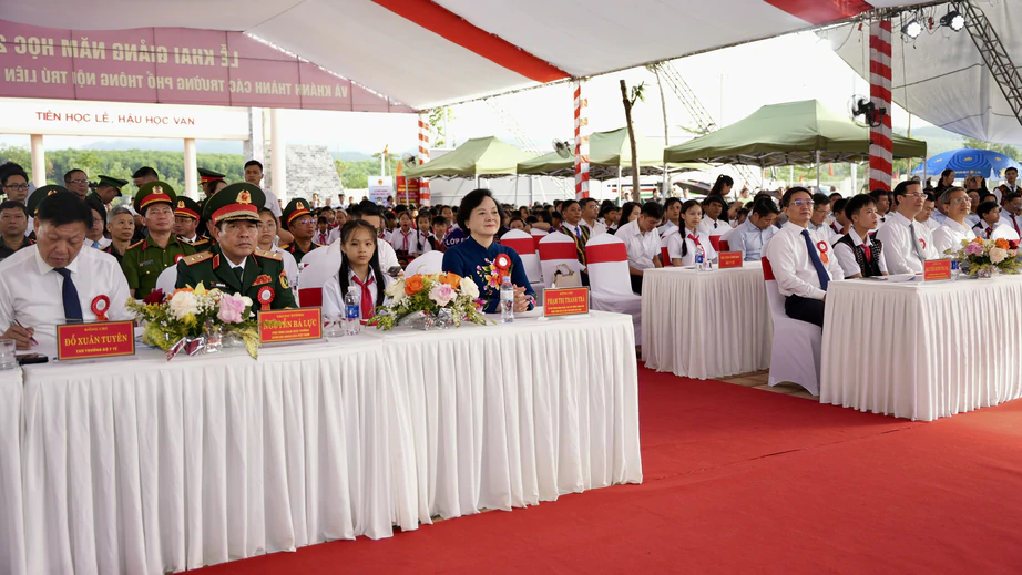 Ph&oacute; Thủ tướng Phạm Thị Thanh Tr&agrave; dự lễ kh&aacute;nh th&agrave;nh trường li&ecirc;n cấp bi&ecirc;n giới ở Huế- Ảnh 5.