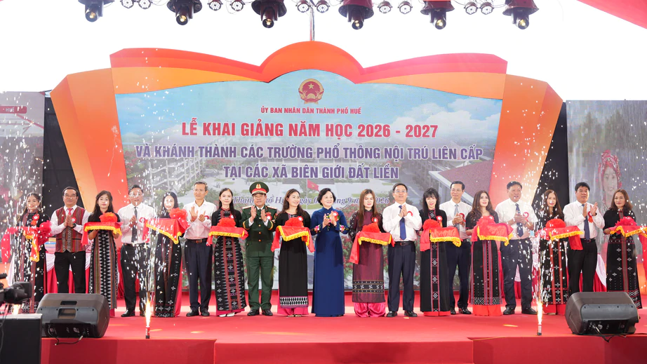 Ph&oacute; Thủ tướng Phạm Thị Thanh Tr&agrave; dự lễ kh&aacute;nh th&agrave;nh trường li&ecirc;n cấp bi&ecirc;n giới ở Huế- Ảnh 9.
