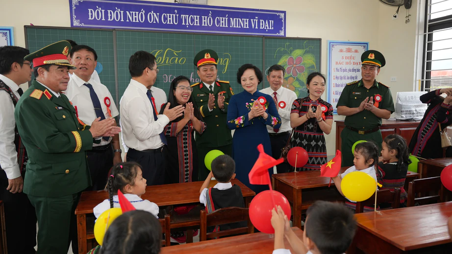 Ph&oacute; Thủ tướng Phạm Thị Thanh Tr&agrave; dự lễ kh&aacute;nh th&agrave;nh trường li&ecirc;n cấp bi&ecirc;n giới ở Huế- Ảnh 10.