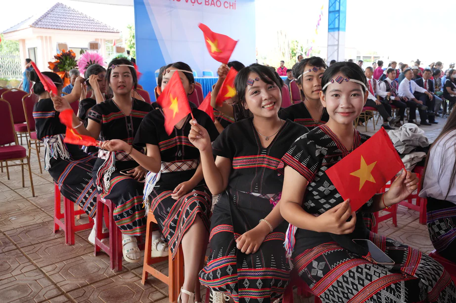Ph&oacute; Thủ tướng Phạm Thị Thanh Tr&agrave; dự lễ kh&aacute;nh th&agrave;nh trường li&ecirc;n cấp bi&ecirc;n giới ở Huế- Ảnh 4.