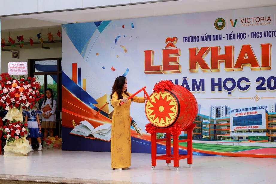 Học sinh H&agrave; Nội rộn r&agrave;ng ng&agrave;y khai giảng năm học mới - Ảnh 8.