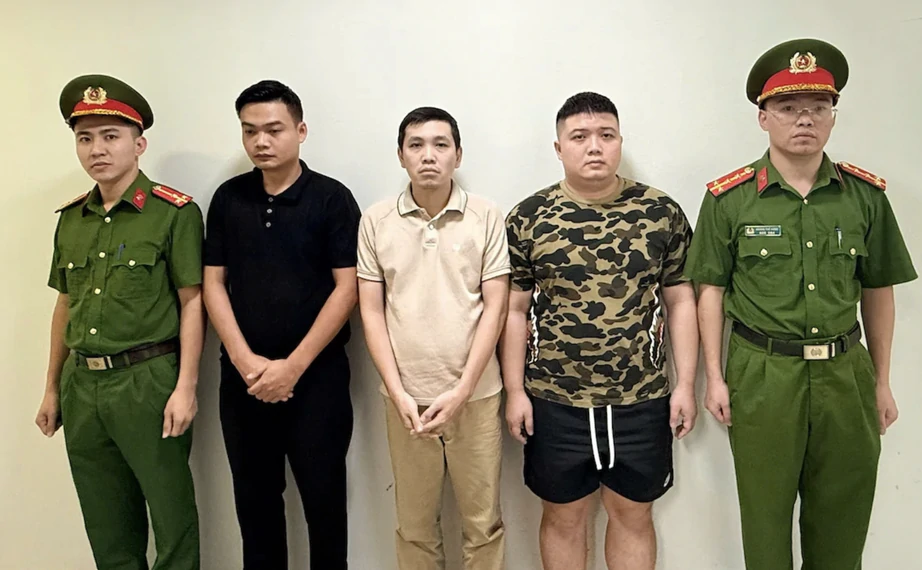 Triệu tập 3 đối tượng để l&agrave;m r&otilde; vụ xe cứu thương chở bệnh nh&acirc;n thu 9,5 triệu đồng- Ảnh 1.