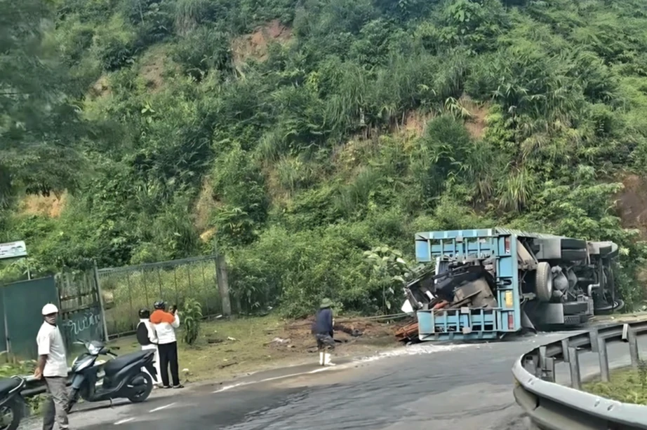 Nghệ An: Ô tô chở máy múc bị lật khi xuống dốc khiến hai người tử vong- Ảnh 1.