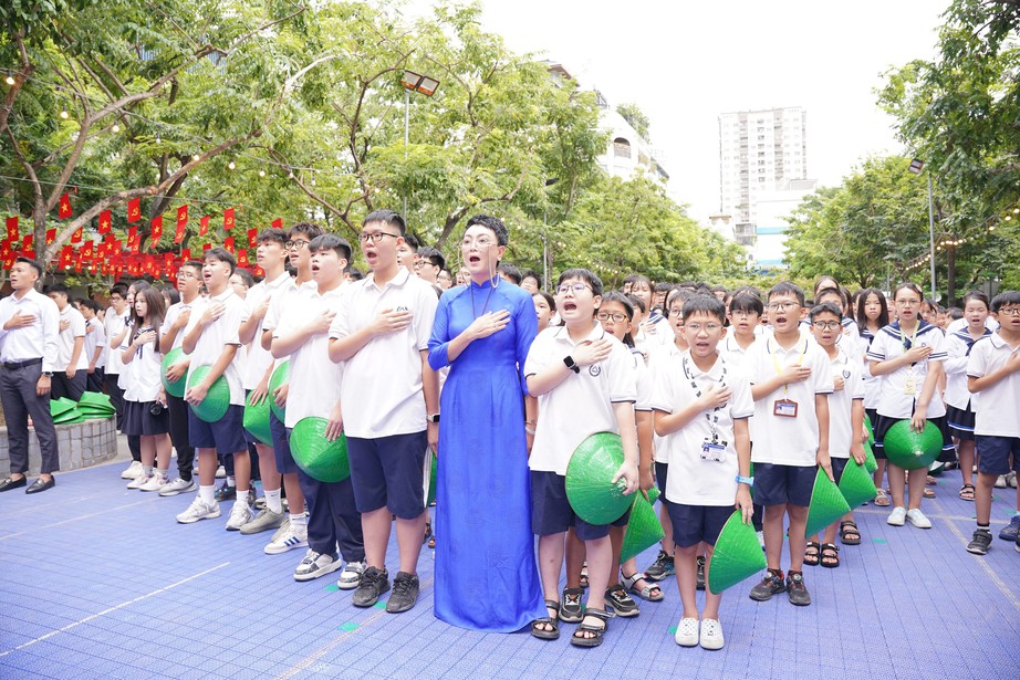Học sinh H&agrave; Nội rộn r&agrave;ng ng&agrave;y khai giảng năm học mới - Ảnh 1.