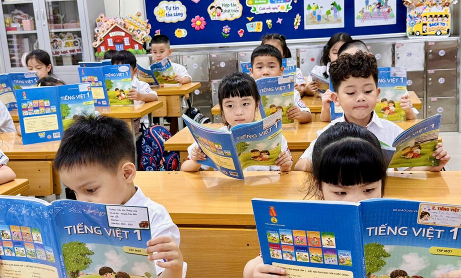 Sửa đồng bộ chương tr&igrave;nh, t&iacute;ch hợp AI v&agrave;o s&aacute;ch gi&aacute;o khoa từ lớp 1- Ảnh 1.