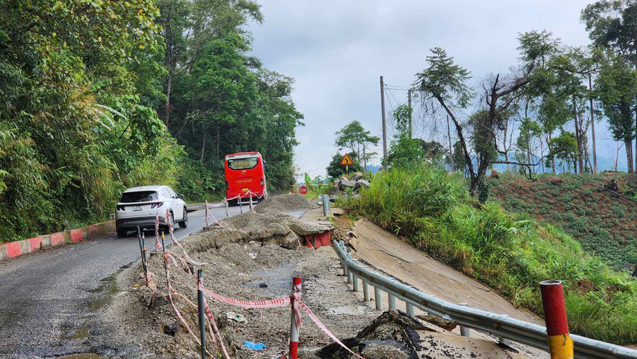 Quảng Ng&atilde;i ph&acirc;n luồng giao th&ocirc;ng trong 30 ng&agrave;y để nổ m&igrave;n thi c&ocirc;ng QL24- Ảnh 1.