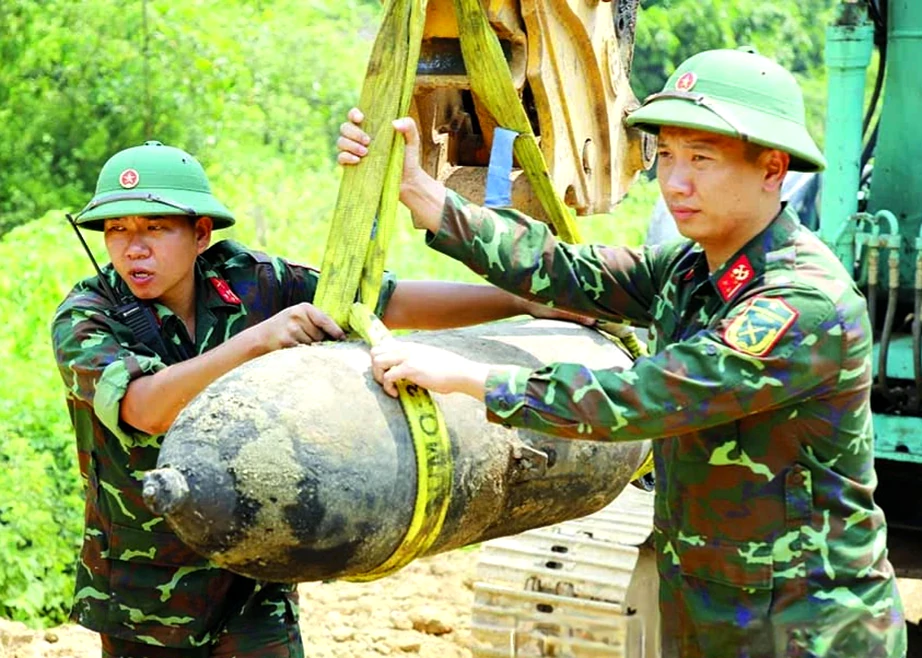 Hủy nổ an to&agrave;n quả bom 200kg được ph&aacute;t hiện dưới l&ograve;ng s&ocirc;ng Đ&agrave;- Ảnh 1.