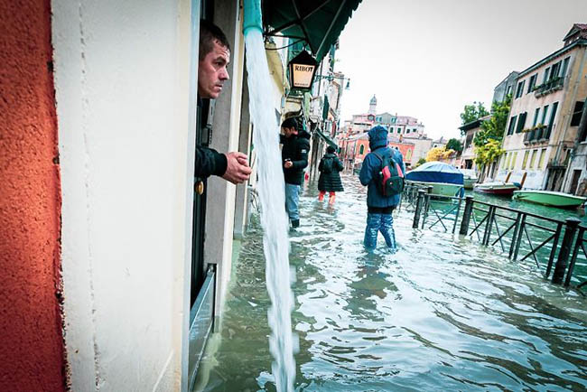 13. Tr&aacute;i ngược với h&igrave;nh ảnh nhộn nhịp kh&aacute;ch du lịch trước đ&acirc;y, b&acirc;y giờ Venice đ&igrave;u hiu, vắng lặng, một điều m&agrave; c&ocirc; chưa bao giờ nh&igrave;n thấy trước đ&acirc;y.