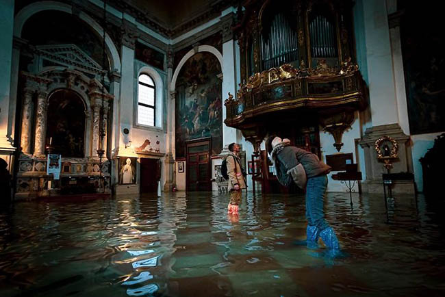 5. C&ocirc; đ&atilde; d&agrave;nh cả ng&agrave;y ở Venice để chụp ảnh, thử th&aacute;ch lớn nhất đối với c&ocirc; l&agrave; phải đi lại trong nước qu&aacute; l&acirc;u.