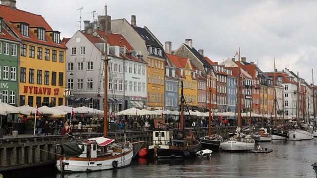 Copenhagen, Đan Mạch: Nằm ở một trong những quốc gia hạnh ph&uacute;c nhất thế giới, thủ đ&ocirc; xinh đẹp n&agrave;y l&agrave; nơi c&oacute; những ng&ocirc;i nh&agrave; bu&ocirc;n đầy m&agrave;u sắc, k&ecirc;nh đ&agrave;o trong xanh v&agrave; những người d&acirc;n th&acirc;n thiện.
