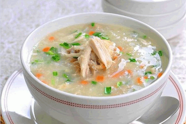 1. Cơm, ch&aacute;o: C&aacute;c m&oacute;n ăn từ gạo dễ ti&ecirc;u h&oacute;a, gi&uacute;p lấp đầy dạ d&agrave;y nhưng kh&ocirc;ng g&acirc;y &aacute;p lực l&agrave;m việc qu&aacute; lớn l&ecirc;n cơ quan n&agrave;y.