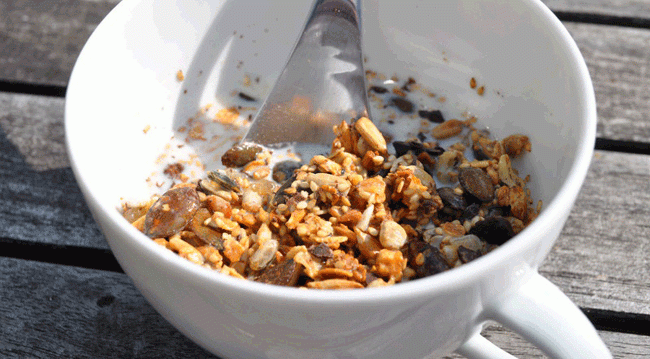 10. Ngũ cốc với sữa &iacute;t b&eacute;o: Đ&acirc;y l&agrave; m&oacute;n ăn nhẹ gi&agrave;u carb, dễ ti&ecirc;u h&oacute;a rất ph&ugrave; hợp để người say rượu nạp v&agrave;o cơ thể.