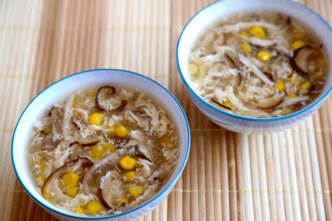 4. S&uacute;p: N&ecirc;n ăn c&aacute;c loại m&igrave; g&agrave;, rau với nhiều nước d&ugrave;ng. Tr&aacute;nh c&aacute;c loại s&uacute;p kem như bột ng&ocirc; v&agrave; kem nấm v&igrave; ch&uacute;ng c&oacute; lượng chất b&eacute;o cao.