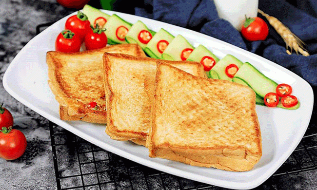 5. Sandwich g&agrave; nướng: Nếu bạn đang ở ngo&agrave;i đường sau khi uống kh&ocirc;ng &iacute;t rượu bia, h&atilde;y v&agrave;o một cửa h&agrave;ng ăn nhanh v&agrave; gọi một chiếc sandwich g&agrave; nướng thay v&igrave; c&aacute;c m&oacute;n ăn chứa qu&aacute; nhiều dầu mỡ như thịt nguội hoặc khoai t&acirc;y chi&ecirc;n.