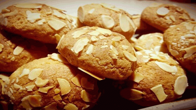 6. B&aacute;nh quy gi&ograve;n c&oacute; chứa ngũ cốc nguy&ecirc;n chất được tạo th&agrave;nh từ c&aacute;c loại carbs phức tạp gi&uacute;p hấp thụ rượu v&agrave; vitamin B, một th&agrave;nh phần bị cạn kiệt khi bạn uống rượu. Tuy nhi&ecirc;n, bạn n&ecirc;n tr&aacute;nh ăn những loại b&aacute;nh quy c&oacute; qu&aacute; nhiều kem, bơ v&igrave; ch&uacute;ng g&acirc;y cảm gi&aacute;c kh&oacute; ti&ecirc;u.