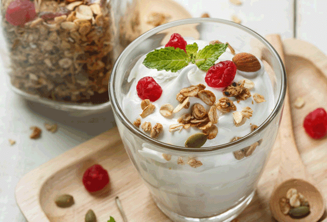 1. Sữa chua thực sự l&agrave; bữa phụ tuyệt vời cho những ai chuẩn bị đi ăn ở ngo&agrave;i, đặc biệt khi c&oacute; thể phải uống rượu bia. Chỉ một hũ sữa chua cũng đủ để cung cấp c&aacute;c th&agrave;nh phần dinh dưỡng cần thiết như carbs, protein v&agrave; chất b&eacute;o. V&igrave; thức ăn sẽ ti&ecirc;u h&oacute;a chậm trong 4 đến 6 giờ, n&ecirc;n bạn sẽ kh&ocirc;ng bị lo dạ d&agrave;y bị trống trơn khi nạp c&aacute;c loại đồ uống c&oacute; cồn v&agrave;o cơ thể.