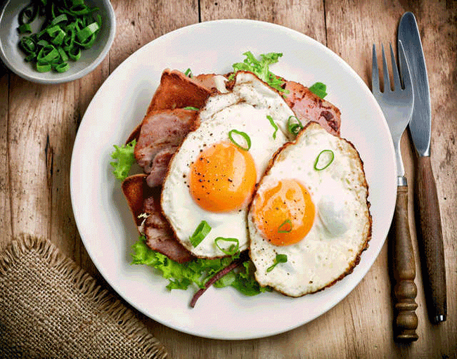 9. Trứng đặc biệt gi&agrave;u c&aacute;c axit amin thiết yếu để gi&uacute;p cơ thể ph&aacute; vỡ một số chất c&oacute; hại trong rượu bia. C&aacute;c chuy&ecirc;n gia dinh dưỡng cho rằng, đ&acirc;y l&agrave; si&ecirc;u thực phẩm tuyệt vời nhất ch&uacute;ng ta n&ecirc;n ăn trước c&aacute;c cuộc &ldquo;nhậu&rdquo;.