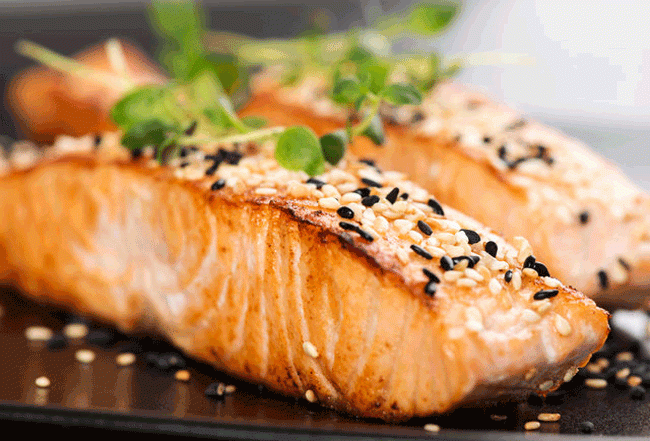 2. C&aacute; hồi: Rượu l&agrave;m cạn kiệt lượng vitamin B12 của cơ thể. Trong khi đ&oacute;, c&aacute; hồi c&oacute; chứa h&agrave;m lượng vitamin B12 v&agrave; omega 3 rất dồi d&agrave;o để b&ugrave; đắp một phần sự thiếu hụt do rượu bia g&acirc;y ra. Vitaminh B12 c&oacute; t&aacute;c dụng quan trọng trong việc th&uacute;c đẩy tr&iacute; nhớ ngắn hạn v&agrave; chức năng thần kinh n&oacute;i chung, v&igrave; vậy việc nạp sẵn một khẩu phần ăn c&aacute; hồi trước cuộc &ldquo;nhậu&rdquo; l&agrave; điều rất cần thiết.