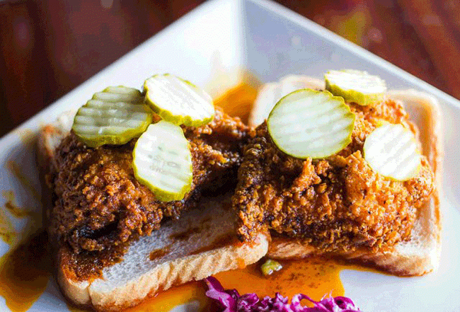 5. Thịt g&agrave;: Thực phẩm gi&agrave;u protein như g&agrave; thường mất nhiều thời gian hơn để ti&ecirc;u h&oacute;a, nhờ đ&oacute; gi&uacute;p l&agrave;m chậm tốc độ cồn trong m&aacute;u tăng cao. Chỉ cần 1 miếng g&agrave; to bằng l&ograve;ng b&agrave;n tay th&ecirc;m v&agrave;i l&aacute;t b&aacute;nh m&igrave; nhỏ l&agrave; đủ gi&uacute;p bạn chống đỡ tốt hơn trước t&aacute;c hại của rượu bia g&acirc;y n&ecirc;n.