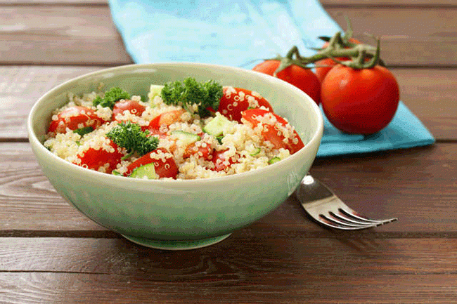 6. Hạt Quinoa: Hạt Quinoa rất gi&agrave;u chất xơ v&agrave; protein l&agrave;nh mạnh gi&uacute;p l&agrave;m lấp đầy dạ d&agrave;y, giảm t&aacute;c hại của rượu l&ecirc;n dạ d&agrave;y.