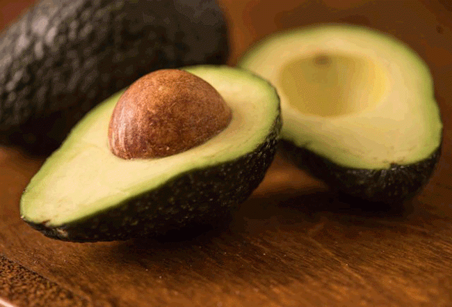 7. Tr&aacute;i bơ rất gi&agrave;u chất b&eacute;o l&agrave;nh mạnh gi&uacute;p l&agrave;m chậm qu&aacute; tr&igrave;nh ti&ecirc;u h&oacute;a hơn thực phẩm gi&agrave;u carbs.